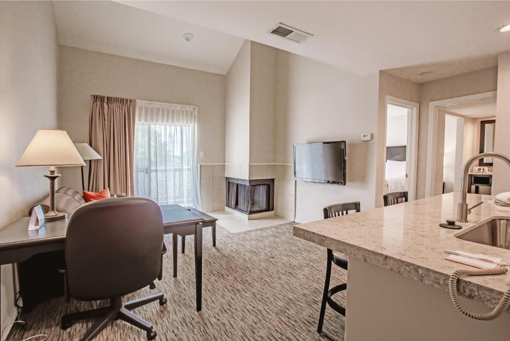 One Bedroom King Suite- Non-Smoking interior